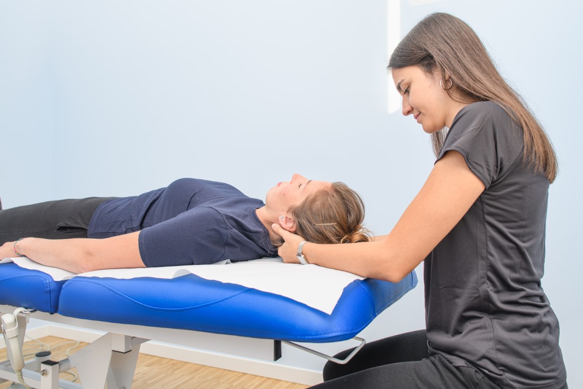 Les massages et étirements contre la douleur cervicale due au stress