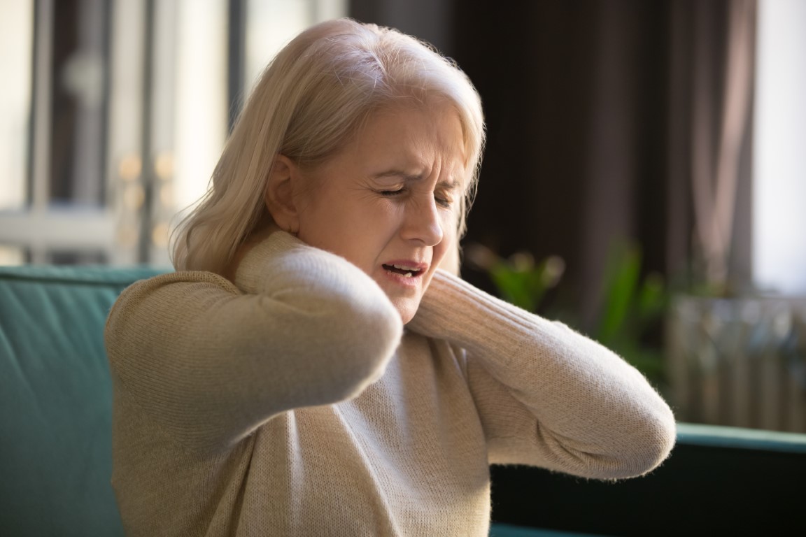 Femme âgée souffrant d'une arthrose cervicale