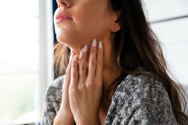 La sensation de gorge serrée peut entrainer des douleurs cervicales
