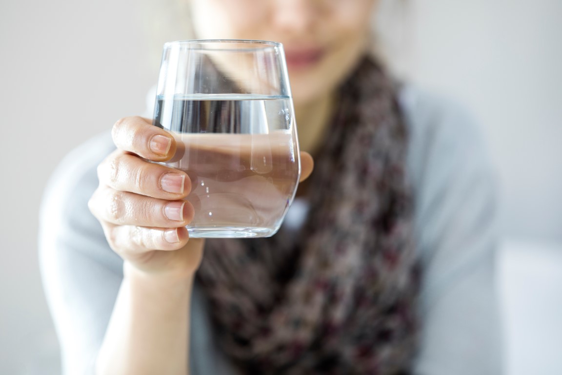 Boire assez d'eau permet d'éviter la douleur au flanc droit