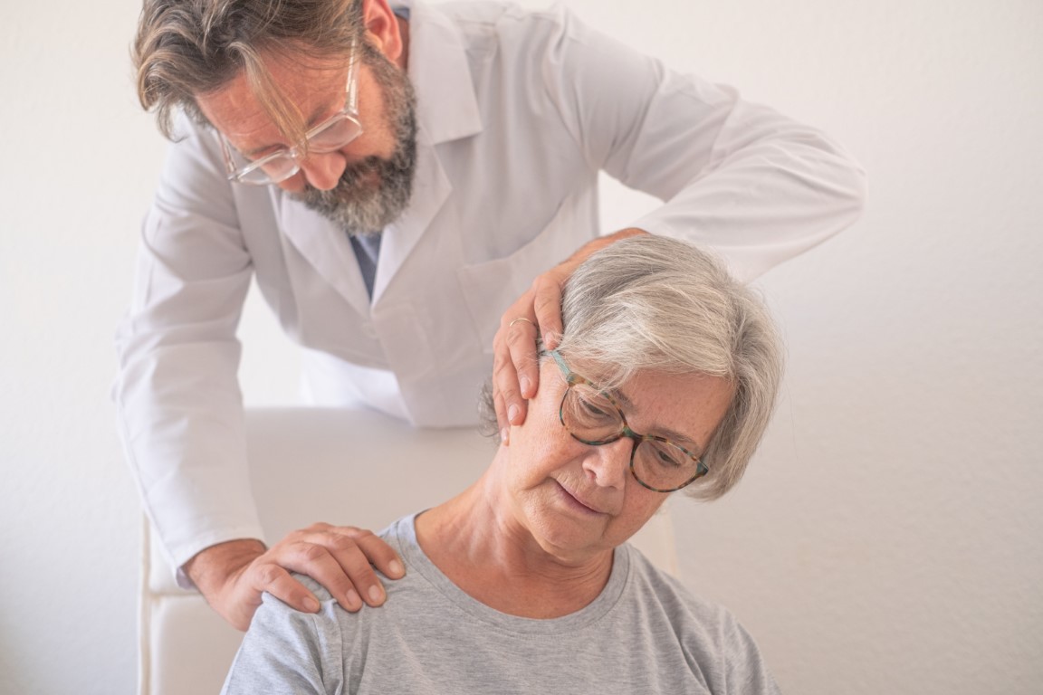 Médecin observant des cervicales douloureuses