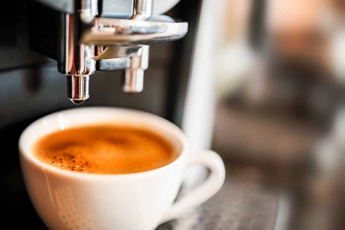 Boire un café par jour est autorisé en cas de spondylarthrite