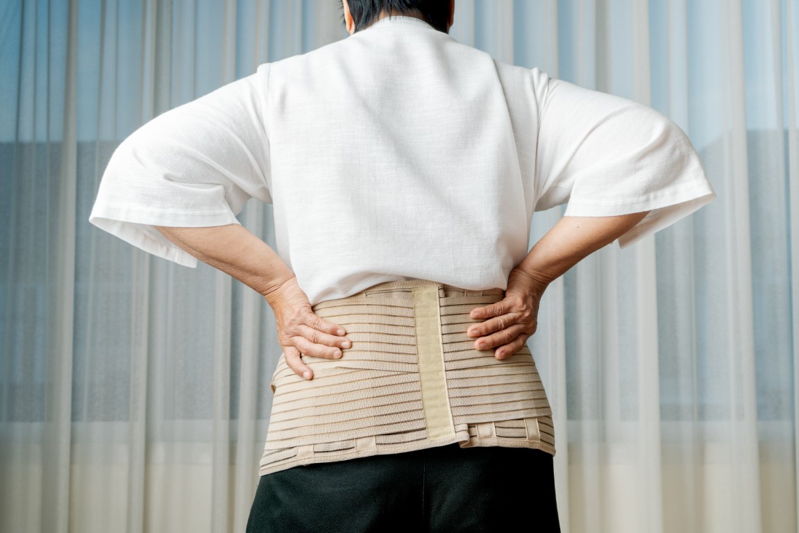 Un corset peut être porté après opération d'une vertèbre cassée
