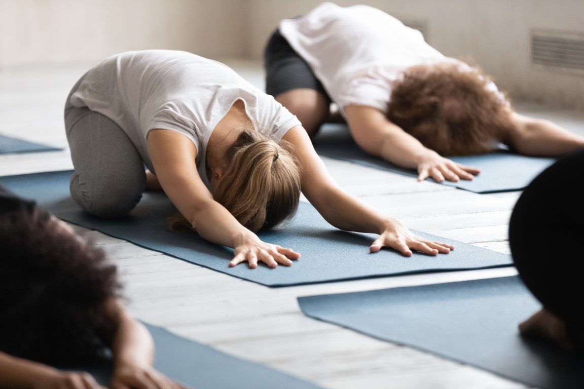Étirer le dos avec un exercice de yoga