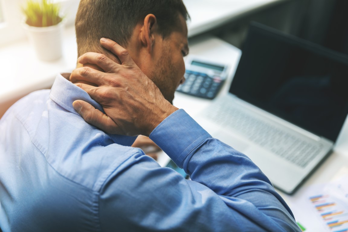 Une douleur unilatérale provoquée par la névralgie d'Arnold