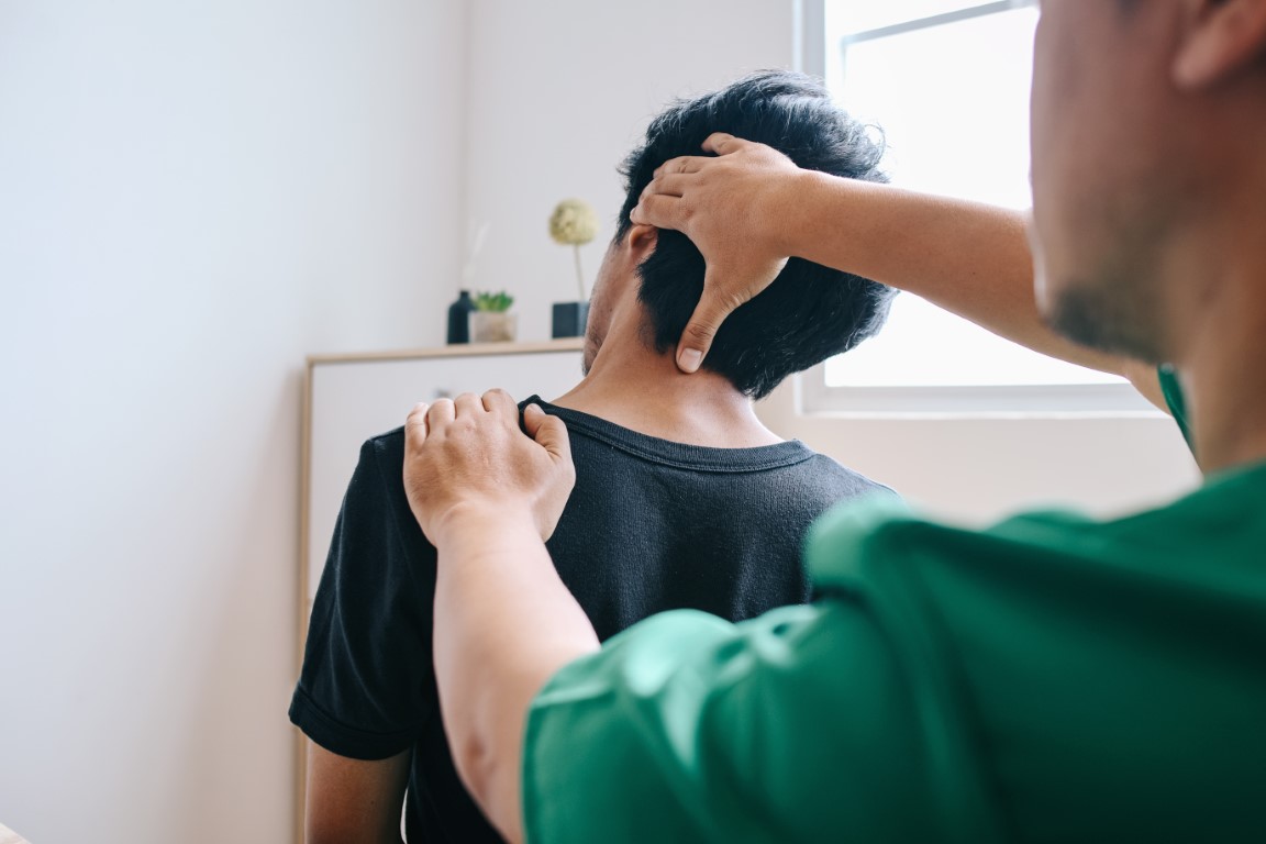 Soulager la névralgie d'Arnold avec un massage