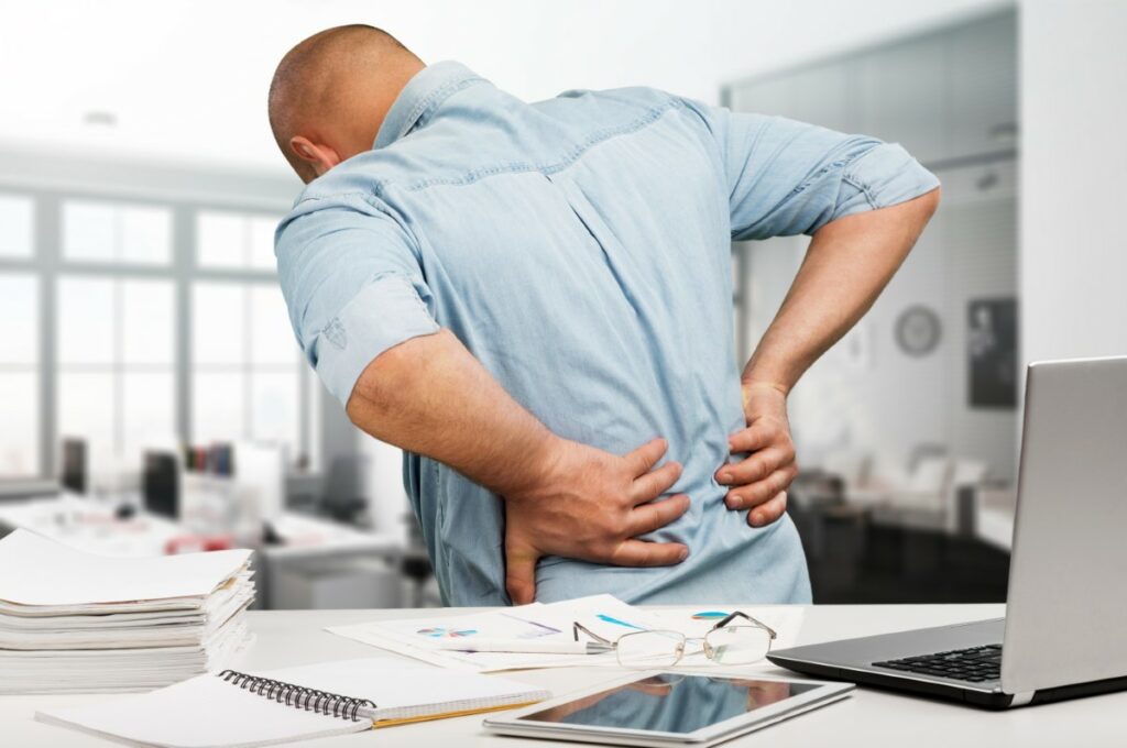 Posture au travail : les erreurs qui détruisent votre dos