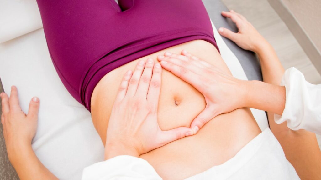 Dos et ventre : comment un intestin paresseux peut déclencher une lombalgie ?