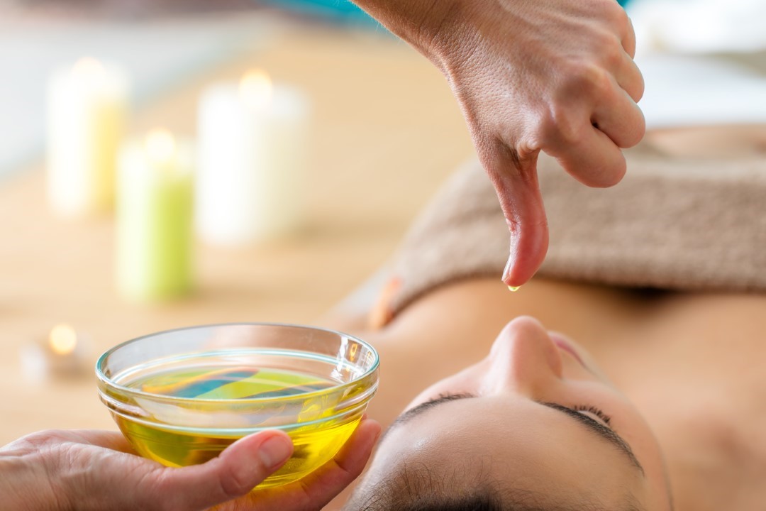 4 huiles de massage pour soulager les tensions du cou et du dos